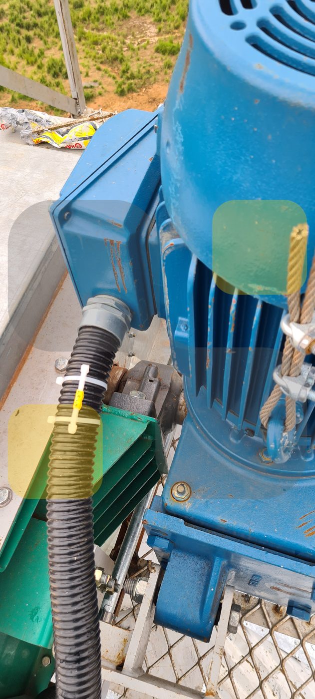 Motor com eletroduto flexível