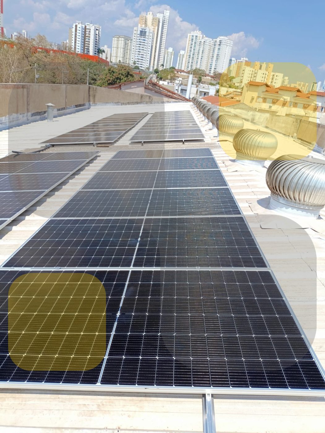 Módulos fotovoltaicos na cobertura
