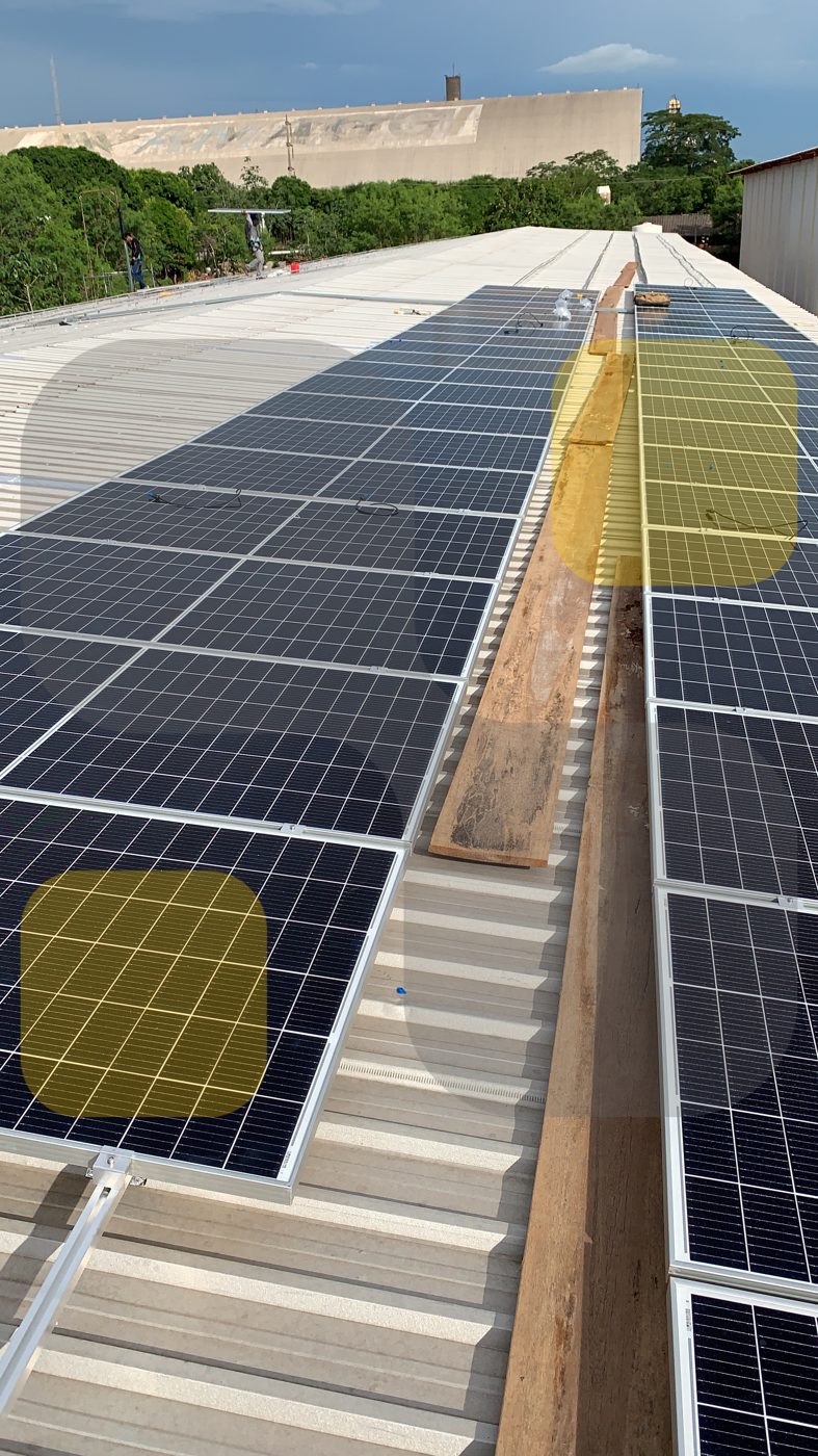 Módulos fotovoltaicos na cobertura